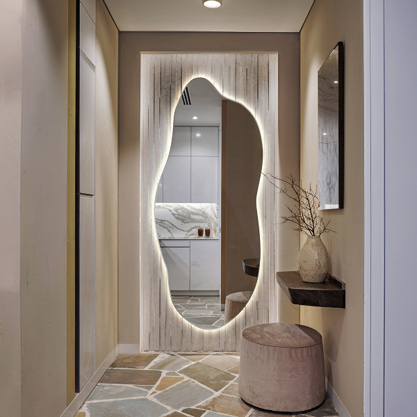 Specchio forma irregolare con led 45x100 cm
