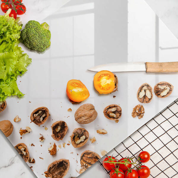 Tagliere in vetro Noci su sfondo bianco