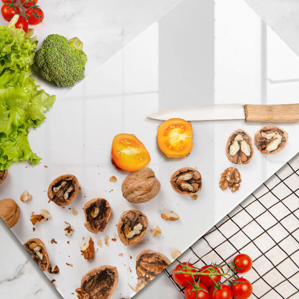 Tagliere in vetro Noci su sfondo bianco