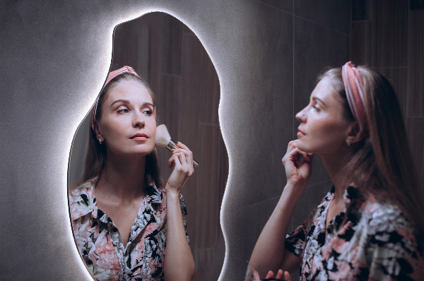 Specchio forma organica illuminato alla moda 40x80 cm