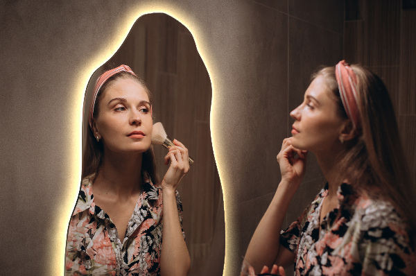 Specchio forma organica illuminato moderno minimalista 40x80 cm