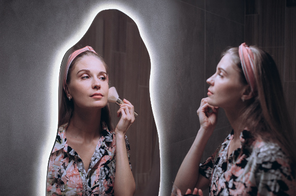 Specchio forma organica illuminato moderno 45x90 cm