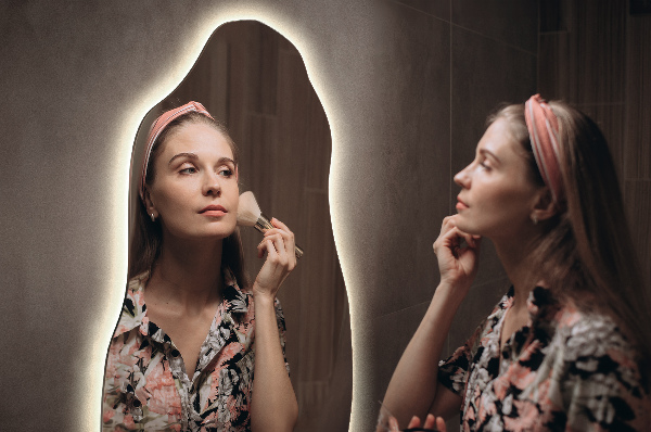 Specchio organico illuminato moderno 50x100 cm