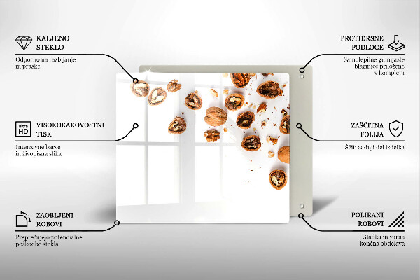 Copertura piano induzione Noci su sfondo bianco