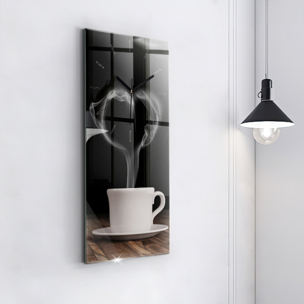 Orologio verticale Una tazza di caffè caldo