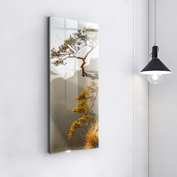 Orologio verticale Un albero in montagna