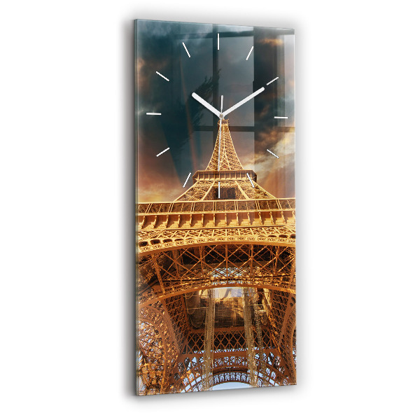 Orologio verticale La Torre Eiffel contro le nuvole