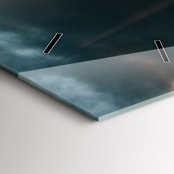 Orologio verticale La Torre Eiffel contro le nuvole