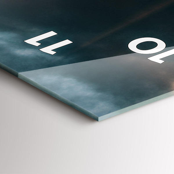 Orologio verticale La Torre Eiffel contro le nuvole