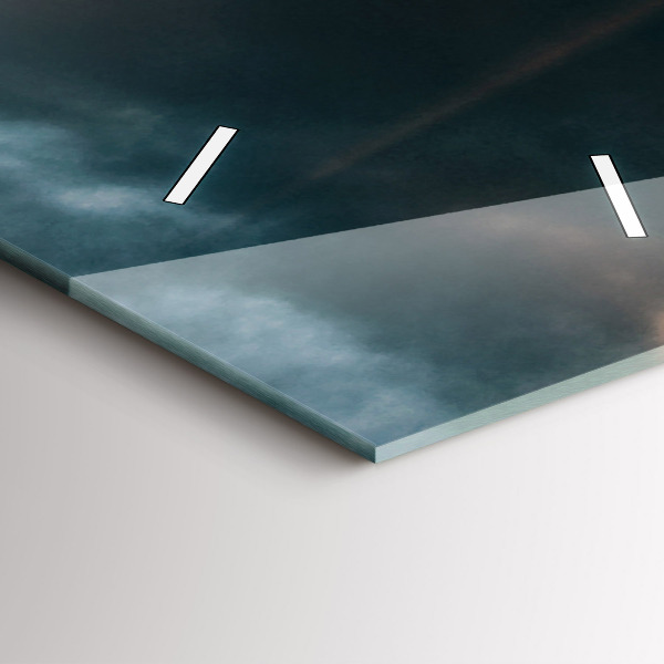 Orologio verticale La Torre Eiffel contro le nuvole