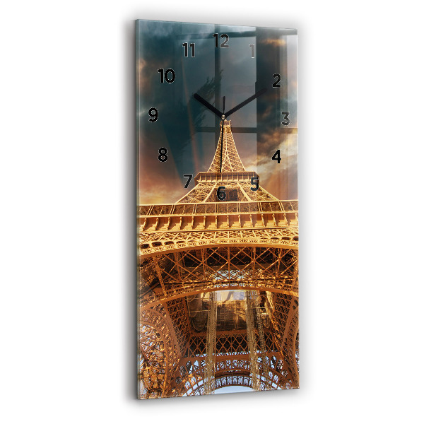 Orologio verticale La Torre Eiffel contro le nuvole
