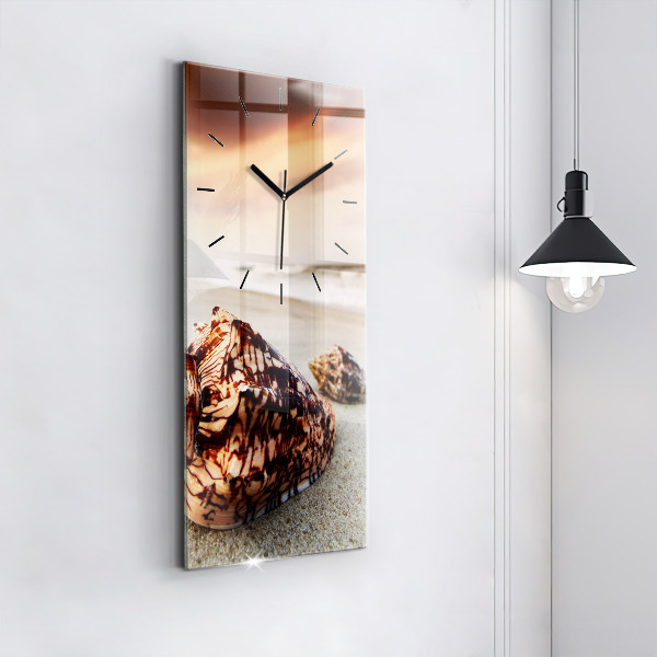 Orologio verticale Una conchiglia sulla spiaggia