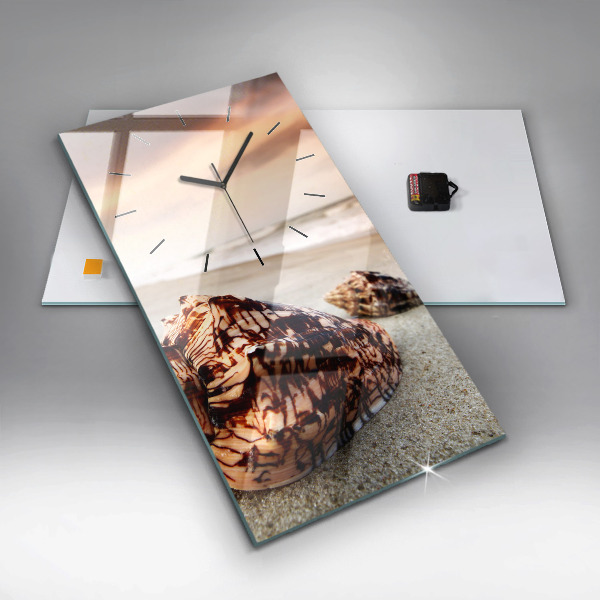 Orologio verticale Una conchiglia sulla spiaggia