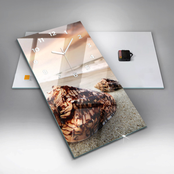 Orologio verticale Una conchiglia sulla spiaggia