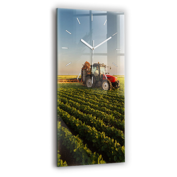 Orologio verticale Trattore in un campo agricolo