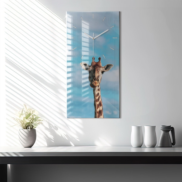 Orologio verticale Testa di giraffa contro il cielo