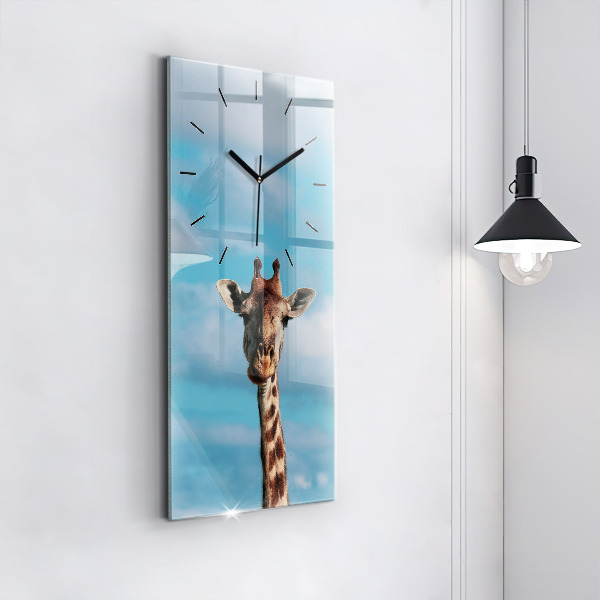 Orologio verticale Testa di giraffa contro il cielo