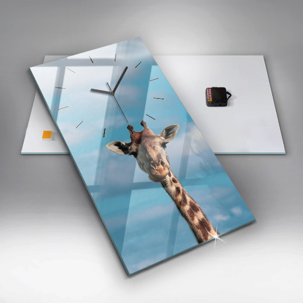 Orologio verticale Testa di giraffa contro il cielo