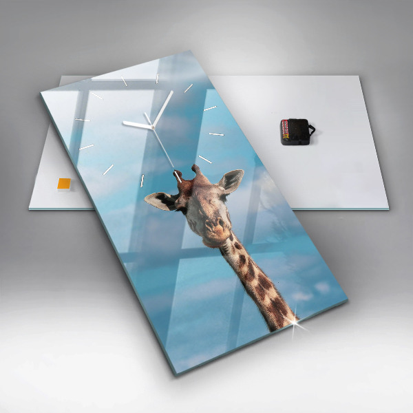 Orologio verticale Testa di giraffa contro il cielo