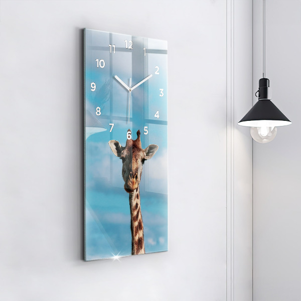 Orologio verticale Testa di giraffa contro il cielo