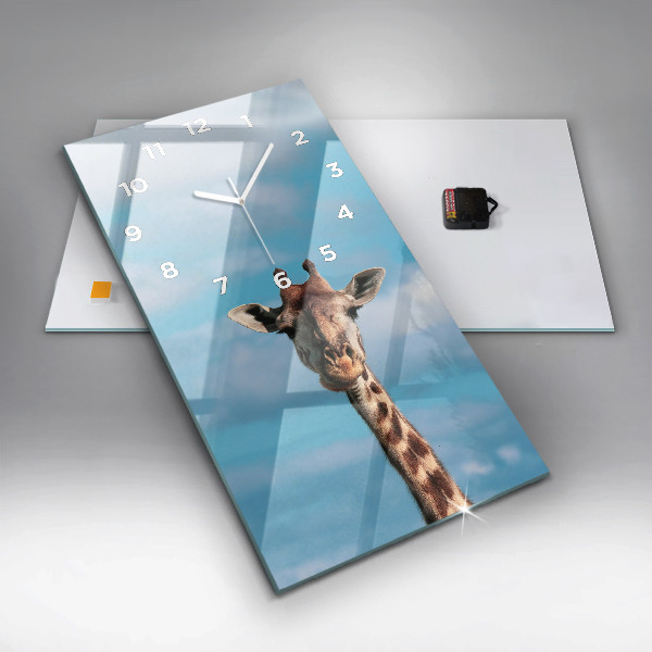 Orologio verticale Testa di giraffa contro il cielo