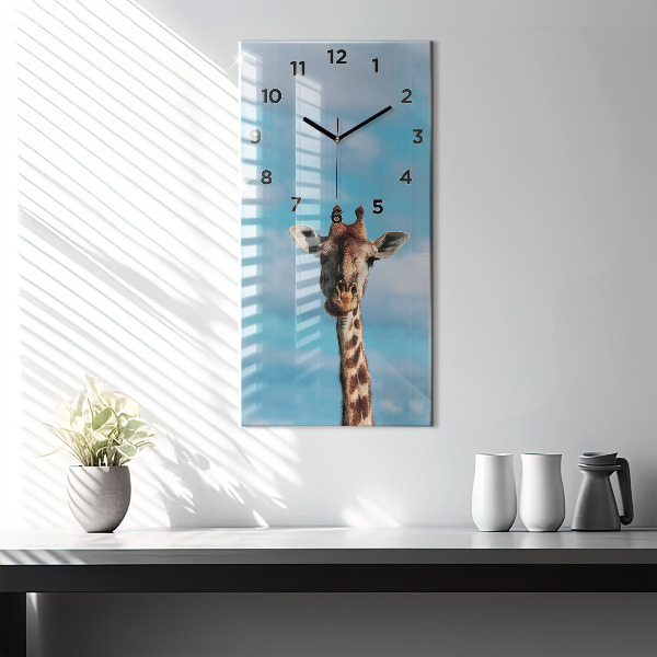 Orologio verticale Testa di giraffa contro il cielo