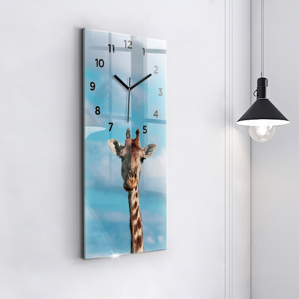 Orologio verticale Testa di giraffa contro il cielo