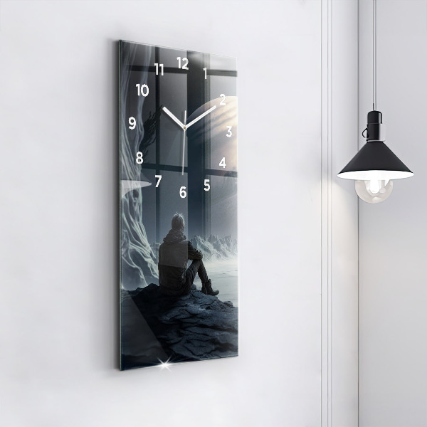 Orologio verticale Uomo davanti alla luna