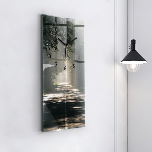 Orologio verticale in vetro Strada forestale e strisce di sole