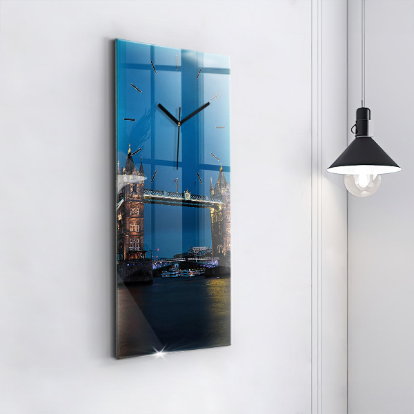 Orologio verticale in vetro Tower Bridge Londra di notte
