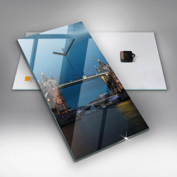 Orologio verticale in vetro Tower Bridge Londra di notte