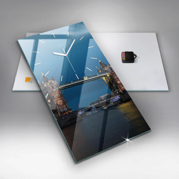 Orologio verticale in vetro Tower Bridge Londra di notte