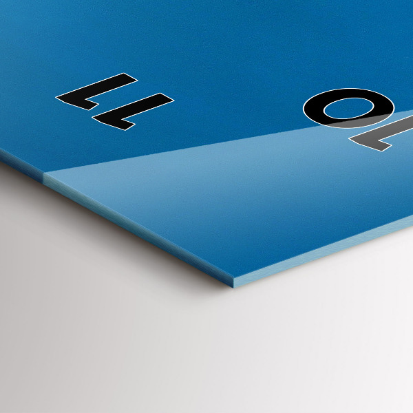 Orologio verticale in vetro Tower Bridge Londra di notte