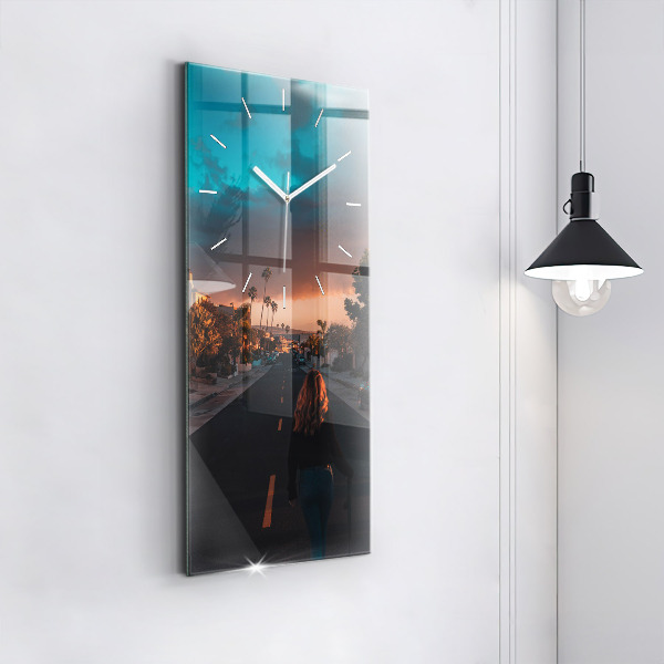 Orologio verticale in vetro Donna sulla strada