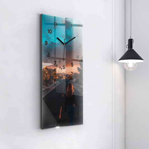 Orologio verticale in vetro Donna sulla strada