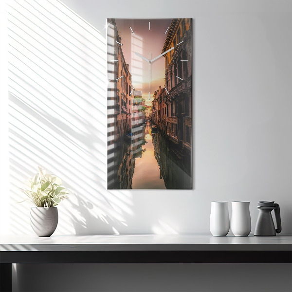 Orologio verticale in vetro Vista del canale in città