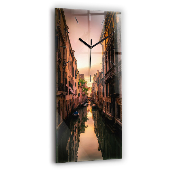 Orologio verticale in vetro Vista del canale in città
