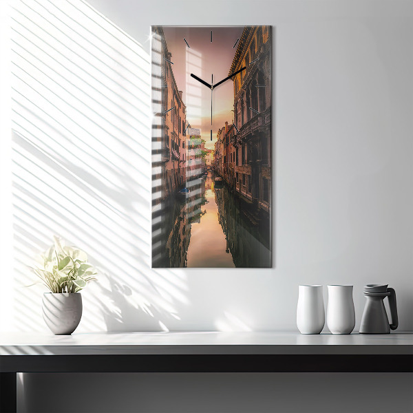 Orologio verticale in vetro Vista del canale in città