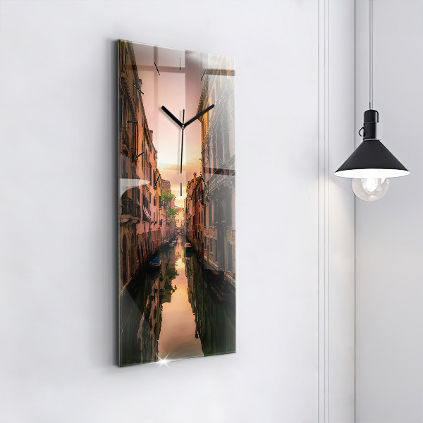 Orologio verticale in vetro Vista del canale in città