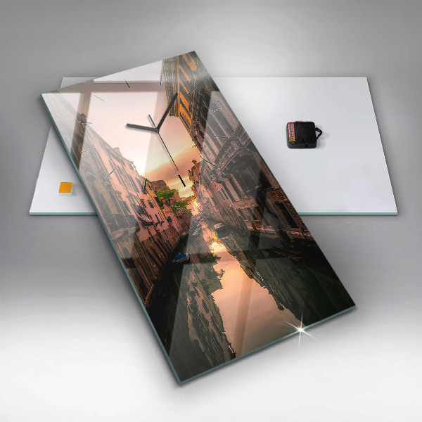 Orologio verticale in vetro Vista del canale in città