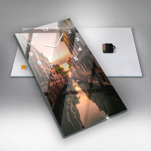 Orologio verticale in vetro Vista del canale in città