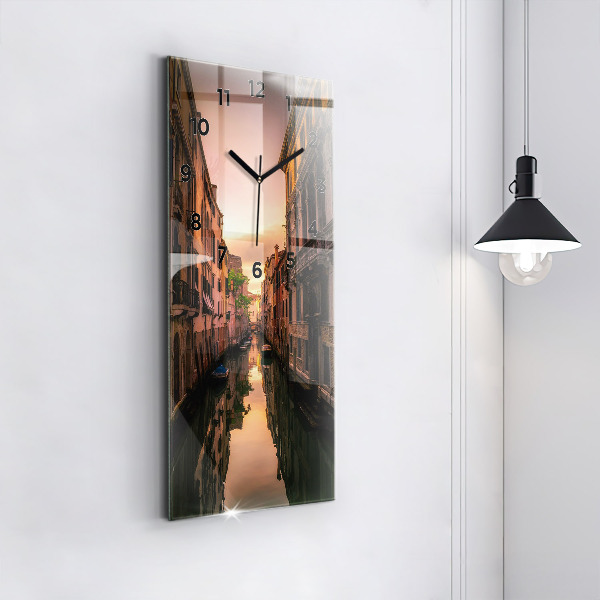 Orologio verticale in vetro Vista del canale in città