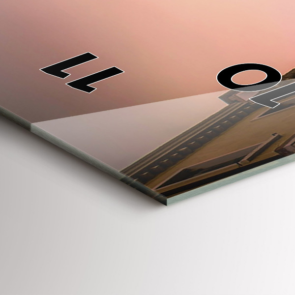 Orologio verticale in vetro Vista del canale in città