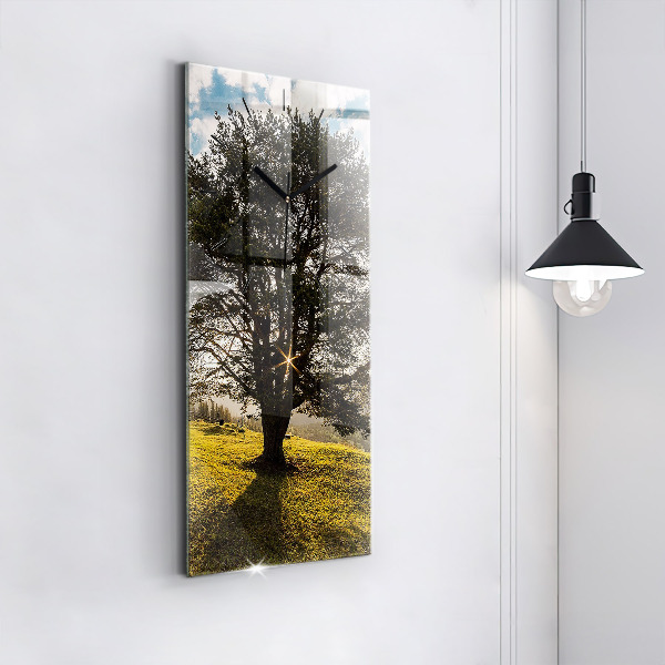Orologio verticale in vetro Un albero su una collina