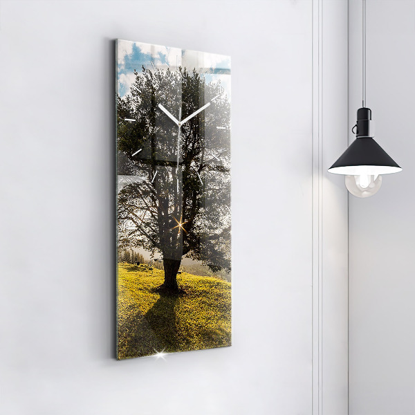 Orologio verticale in vetro Un albero su una collina