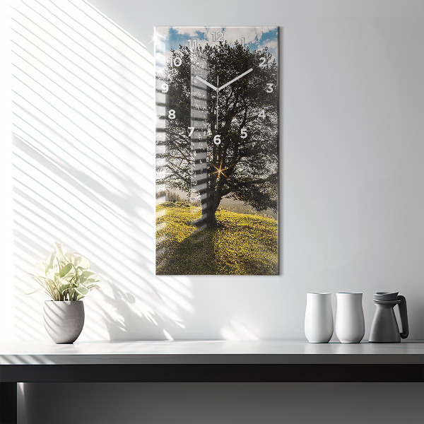 Orologio verticale in vetro Un albero su una collina