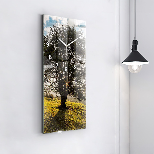 Orologio verticale in vetro Un albero su una collina