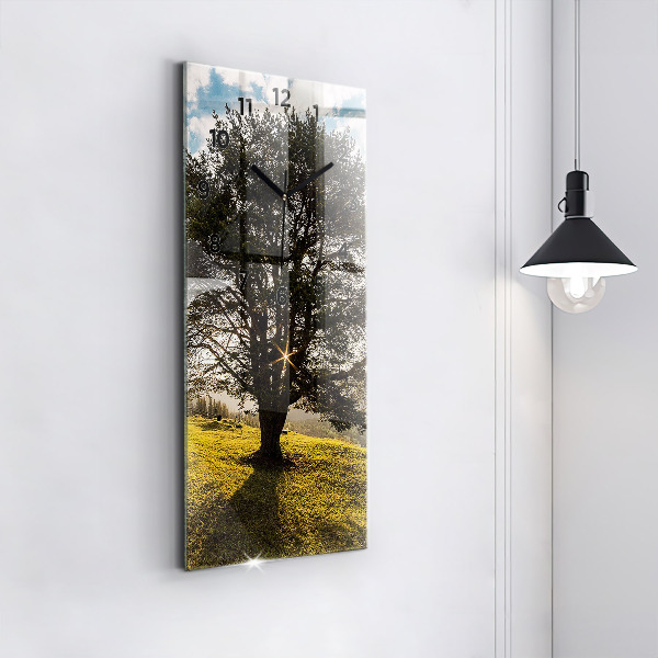 Orologio verticale in vetro Un albero su una collina