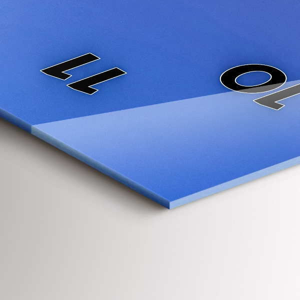 Orologio verticale La città illuminata di notte