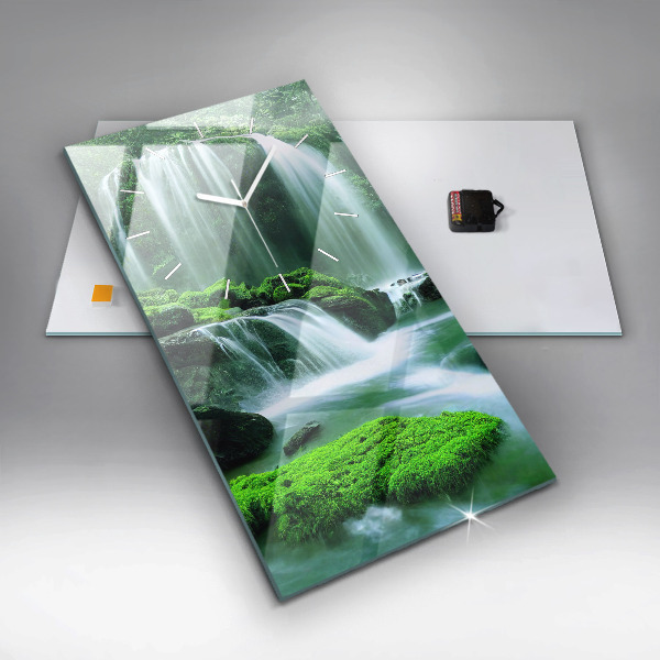 Orologio verticale Cascata tra il muschio